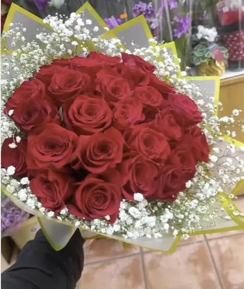 Cúpula de rosas rojas