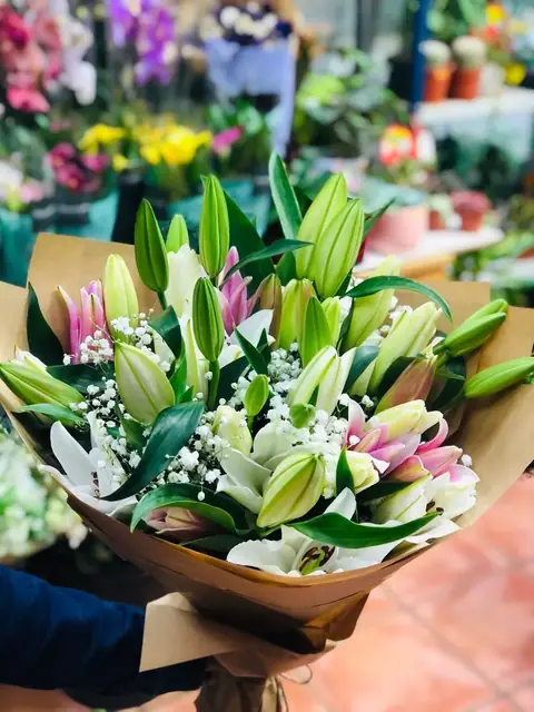 Ramo de lirios rosas y blancos