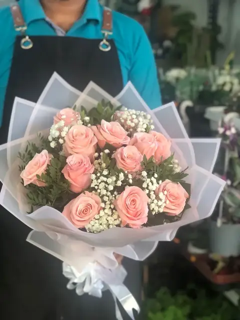 Rosas rosadas y paniculata