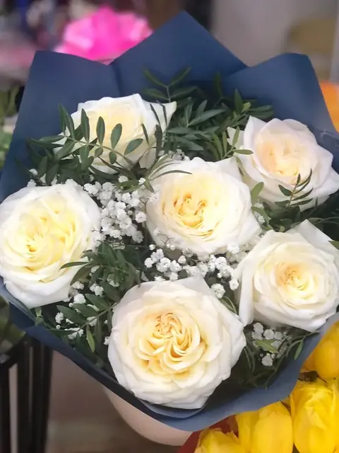 Ramo de 6 rosas blancas